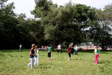 Des parcs et jardins : enfants jouant dans l'herbe