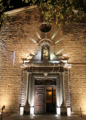 Les portes d'une histoire : Porte de l'église saint jeanéclairée de nuit