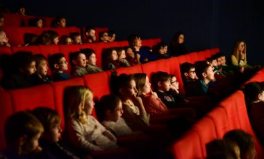 Cinéma : enfants regardant un film